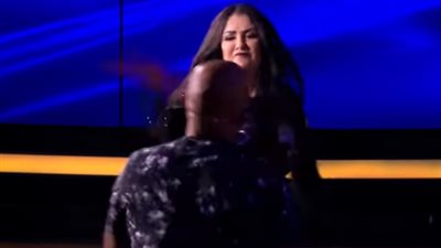 فيديو.. غادة عبد الرازق تضرب السقا بـ