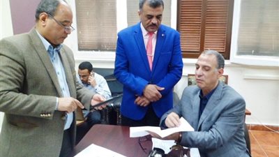 غرف عمليات مديرية التربية والتعليم بسوهاج تواصل متابعة الامتحانات الإلكترونية