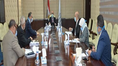 وزير الإسكان يتابع مشروع تنمية الساحل الشمالي الغربى 