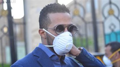 بالصور.. محمد رمضان يوزع كمامات طبية علي المواطنين بمستشفيات العزل