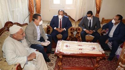 محافظ المنوفية يقدم واجب العزاء لأسرة شهيد الدبايبة