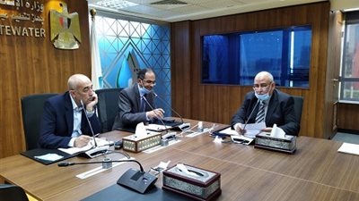 نائب وزير الإسكان  يتابع خطة تركيب عدادات المياه مُسبقة الدفع