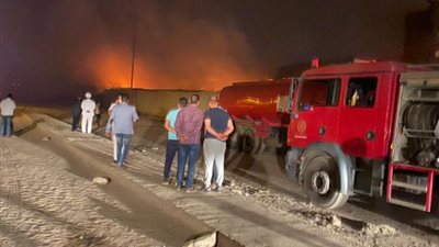 حريق يلتهم مصنع اسفنج بالعبور ويقضى على المبنى بالكامل