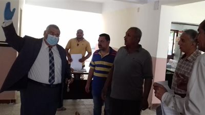 وكيل تعليم أخميم يتابع تسليم المشروعات البحثية ويشدد علي منع تكدس الطلاب 