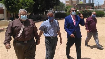 وكيل تعليم سوهاج يتابع تسليم المشروعات البحثية بمدارس أخميم