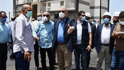 وزير الإسكان يتفقد مشروعى 