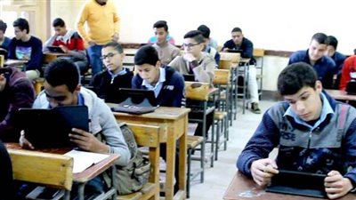 بدء امتحان طلاب الصف الثانى الثانوى بمادتى الكيمياء والجغرافيا