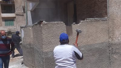 جهاز مدينة الشروق يزيل ١٠ حالات تعد  من مالكي الوحدات السكنية بمنطقة إسكان الشباب
