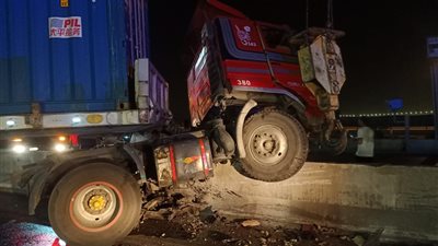 حادث مروع بالدائرى بين مقطورة و3 سيارت