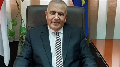 عادل عثمان يتفقد سير عملية تقييم المشروعات البحثية وكنترول الشهادة الإعدادية