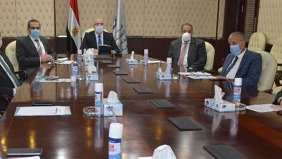 وزير الإسكان يتابع موقف تنفيذ وحدات 