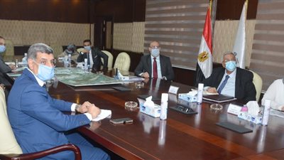  وزير الإسكان ومحافظ القليوبية يستعرضان مخطط مشروع تطوير جزيرة الشعير بمدينة القناطر الخيرية بمحافظة القليوبية