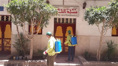 استمرار تطهير الشوارع ومداخل العمارات بحي شرق سوهاج