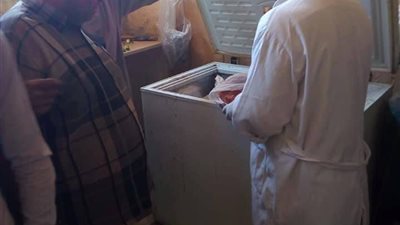 ضبط نصف طن لحوم مجمدة وتحرير 12 محضر تمويني بسوهاج