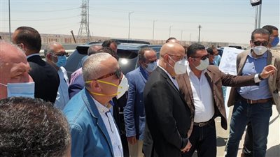  بالصور.. وزير الإسكان يشهد التشغيل التجريبى لأحد الكبارى الجديدة بمدينة 6 أكتوبر تمهيدا للافتتاح