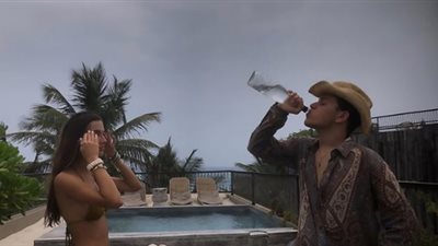 ابن عمرو دياب يثير الجدل.. يشرب الخمر فى نهار رمضان مع صديقة له على حمام سباحة