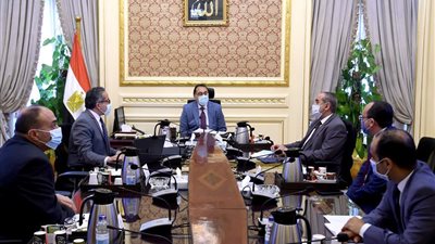 رئيس الوزراء يناقش خطة استئناف حركة السياحة الخارجية والطيران