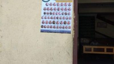 ملصقات بلغة الإشارة في الأماكن العامة بسوهاج للتوعية بفيروس كورونا