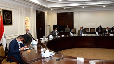وزير الإسكان يتابع الموقف التنفيذي لمشروع تطوير 