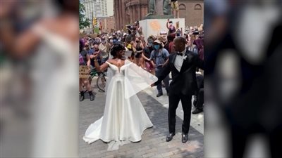 بالصور.. عروس وعريسها يقطعان لحظات زفافهما لينضما إلى المتظاهرين في فيلادلفيا