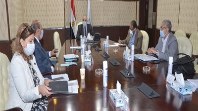 وزير الإسكان يتابع موقف تنفيذ وحدات 