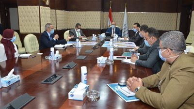 وزير الإسكان يستعرض المخطط الاستراتيجى العام لمدينة السويس الجديدة