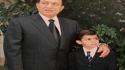صورة تنشر لأول مرة للرئيس الاسبق محمد حسنى مبارك مع حفيدة عمر علاء