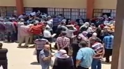 فيديو | يوم الحشر..  تزاحما شديد ا للمعلمين أمام مقار الاعتذار عن المشاركة فى امتحانات الثانوية العامة.. ومخاوف من تسلل كورونا الي لجان الامتحانات 