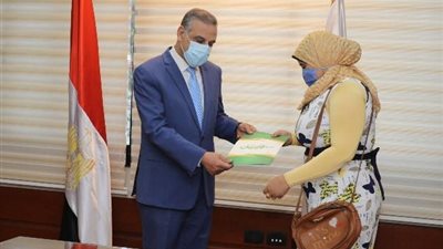 بالتعاون مع جمعية الأورمان ..محافظ سوهاج يسلم 5 عرائس شيكات بقيمة 50 ألف جنيها للمساعدة في إتمام الزواج