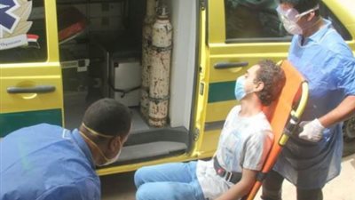 عاجل.. الاسعاف تنقل طالب من احدى اللجان الى المستشفى لارتفاع درجة حرارته