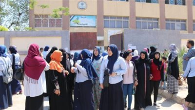 امتحان اللغة العربية يرسم البسمة على وجوه طلاب الثانوية بسوهاج