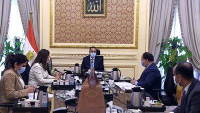 رئيس الوزراء يستعرض الحوافز التى سيتم الإعلان عنها قريباً للموظفين
