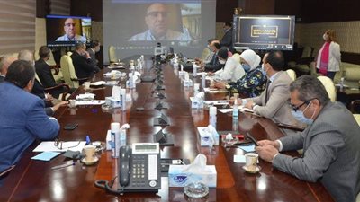 وزير الإسكان يتابع المشروعات المختلفة الجارى تنفيذها بمدينة العبور الجديدة بالفيديوكونفرانس