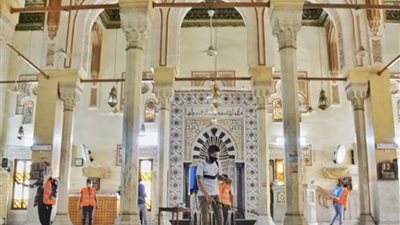 استعداداً لفتح دور العبادة أمام المصلين غداً.. تطهير وتعقيم المساجد بالتعاون بين 
