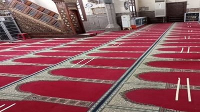 كيف تصلى بداية من فجر غد السبت.. وضع علامات التباعد بين المصلين على مستوى الجمهورية.. صور