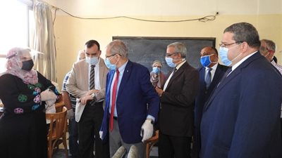 نائب الوزير للتعليم الفني يتفقد لجان امتحانات الدبلومات الفنية بالقليوبية