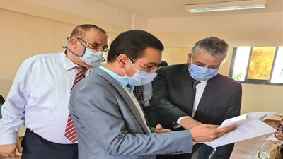 رئيس جامعة جنوب الوادى يجرى جولة تفقديه لكلية الهندسة ومعهدى التمريض والصحى