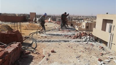 رئيس جهاز مدينة الشروق يقود حملة إزالة فورية لمخالفة بناء لدور سطح 