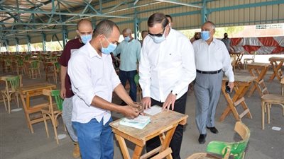 رئيس جامعة سوهاج يتابع الاستعدادات النهائية لانطلاق ماراثون امتحانات السنوات النهائية 