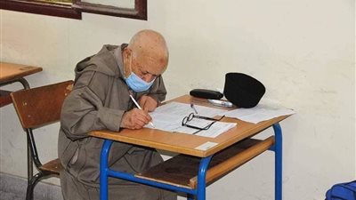 طالب مسن مغربي اثناء امتحانات الثانوية العامة عمره 79.. إهداء لكل من ظن أن الوقت قد فات