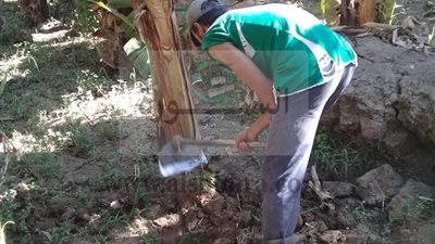 بالصور| معلم حاله يصعب على الكافر.. والفأس يضمد جراحه