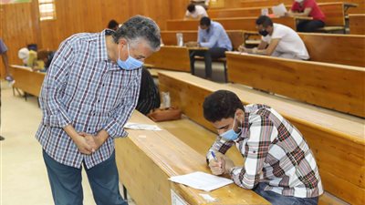 رئيس جامعة جنوب الوادى يتفقد امتحانات كلية التجارة