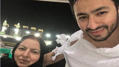 حمادة هلال يوضح حقيقة مرض والدته واصابتها بفيروس كورونا