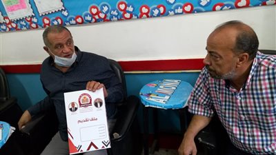 صورة مدير إدارة جنوب الجيزة التعليمية علي غلاف ملف التقديم للصف الأول الابتدائي.. ونشطاء: