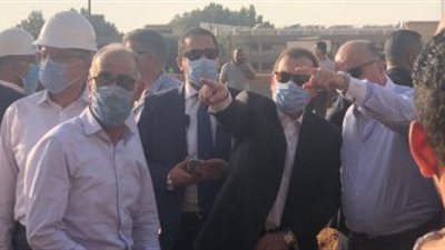 عاجل|  وزير البترول يتابع إخماد حريق ماسورة طريق الإسماعيلية من موقع الحادث 