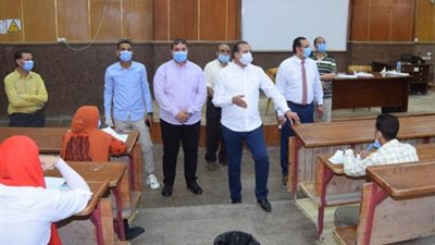 2360 طالب وطالبة بالفرقة النهائية يؤدون امتحانات الفصل الدراسي الثاني  بتجارة سوهاج 