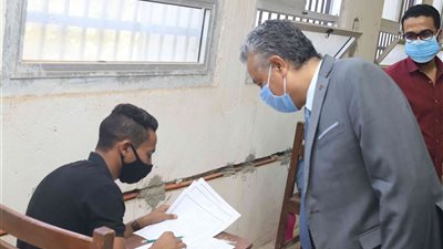 رئيس جامعة جنوب الوادى يجرى جولة تفقدية بكليتي التجارة والتربية النوعية