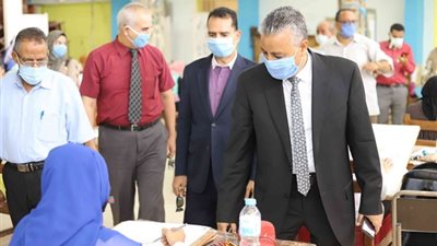 جولة تفقدية لرئيس جامعة جنوب الوادي بالامتحانات العملية بكلية التربية النوعية