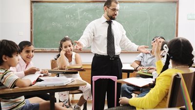 صرف منحة عيد الاضحى لجميع العاملين بالوزارات والهيئات.. ونشطاء التعليم: المعلم لقيط وعبء على الدولة