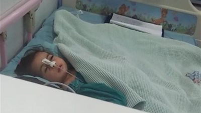 بالصور.. والد الطفلة بتول يوجه الشكر لرئيس جامعة سوهاج بعد إنقاذ حياتها